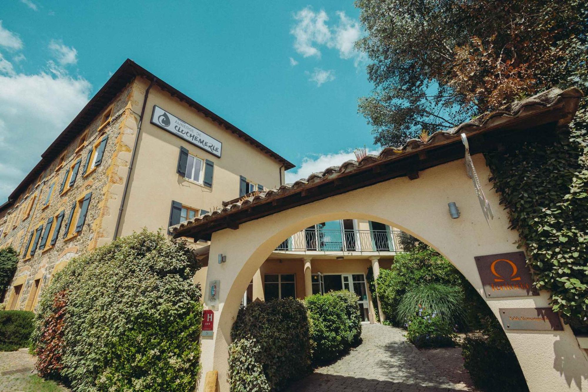 Auberge De Clochemerle, Spa Privatif & Restaurant Gastronomique Vaux-en-Beaujolais Exterior photo