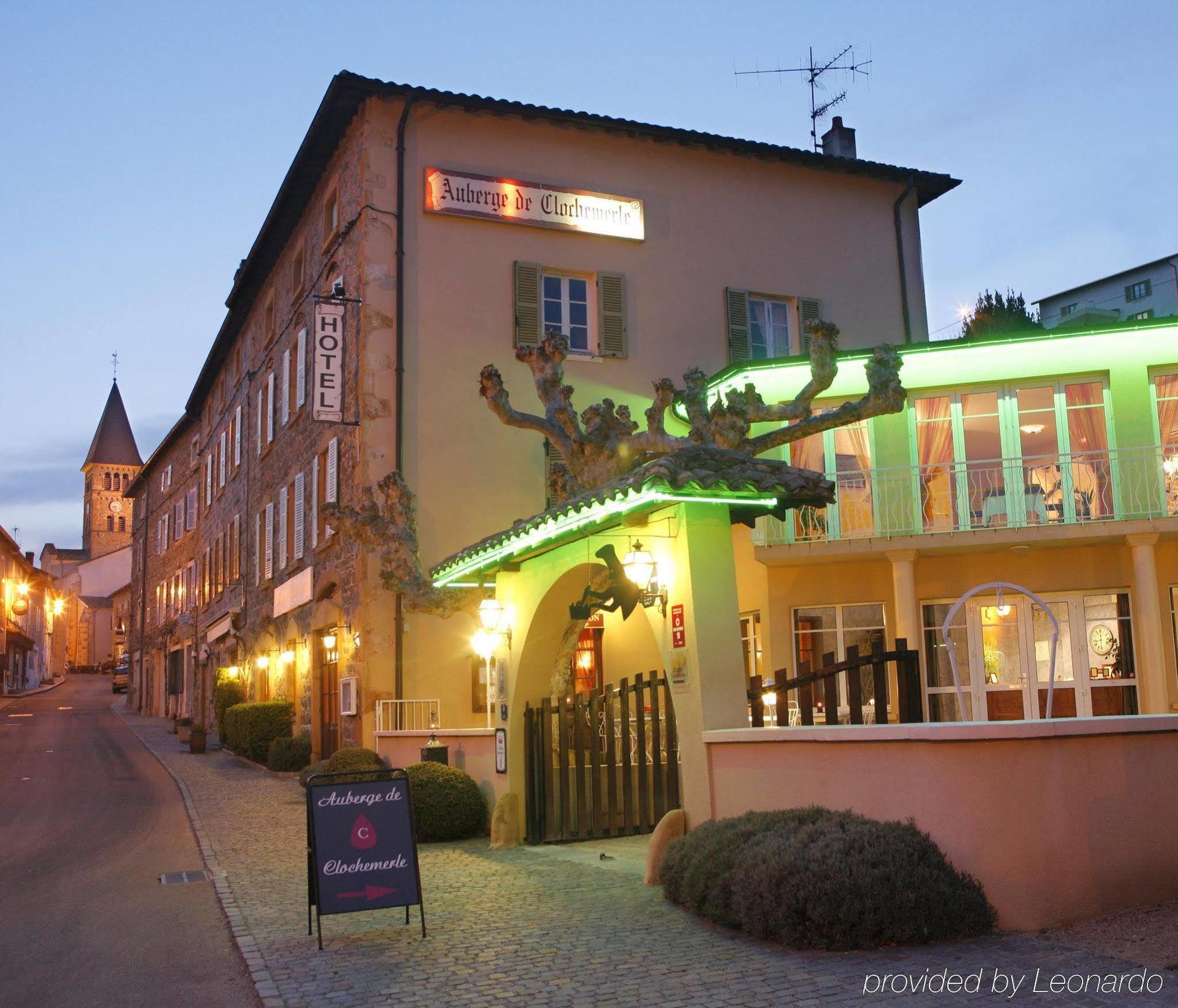 Auberge De Clochemerle, Spa Privatif & Restaurant Gastronomique Vaux-en-Beaujolais Exterior photo